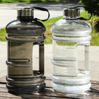 2L Gallon Trinkflasche PETG – Großkapazität mit Tragegriff, Zeitmarkierung & BPA-frei | Thryvo Fitness