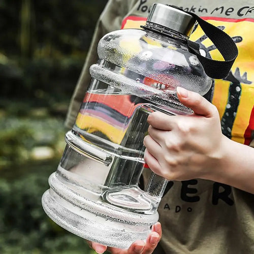 2L Gallon Trinkflasche PETG – Großkapazität mit Tragegriff, Zeitmarkierung & BPA-frei | Thryvo Fitness